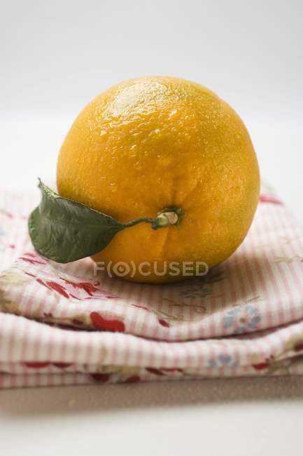 Fresh orange with leaf — Stock Photo