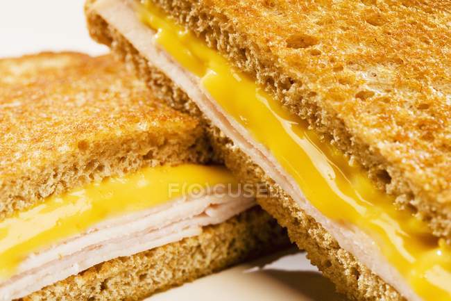 Sandwich jambon grillé — Photo de stock