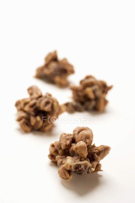 Ореховые конфеты на белом — стоковое фото