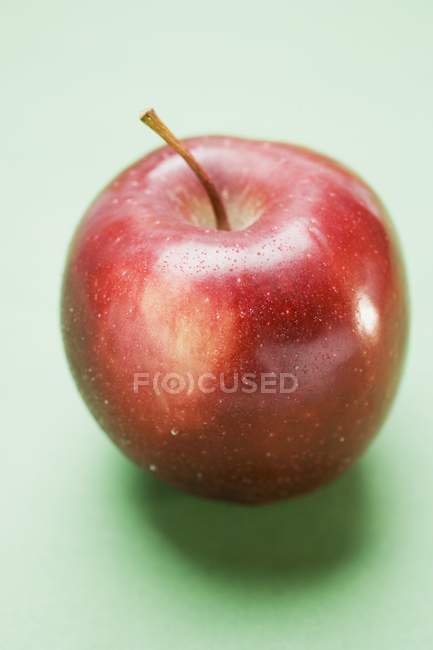Roter Apfel stark — Stockfoto