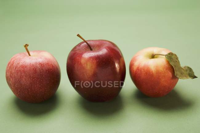 Trois pommes rouges — Photo de stock
