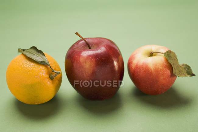 Deux pommes rouges — Photo de stock