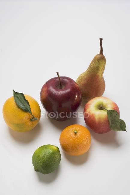Яблоки и цитрусовые — стоковое фото