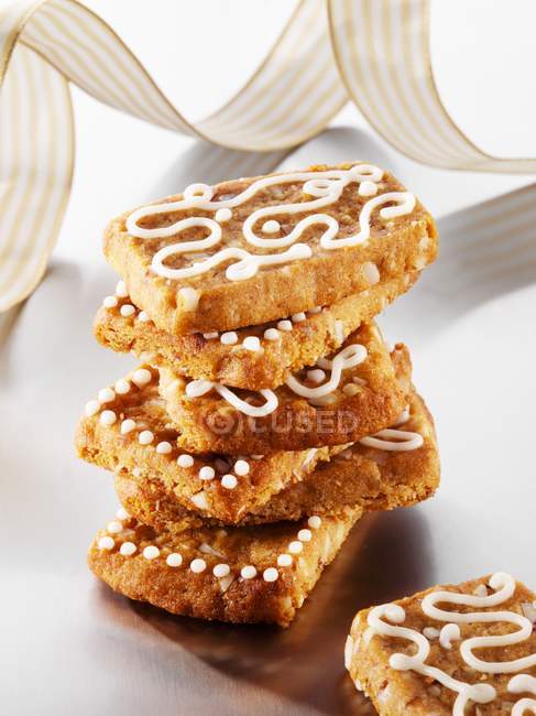Biscoitos de nozes de pimenta decorados com açúcar de confeiteiro — Fotografia de Stock