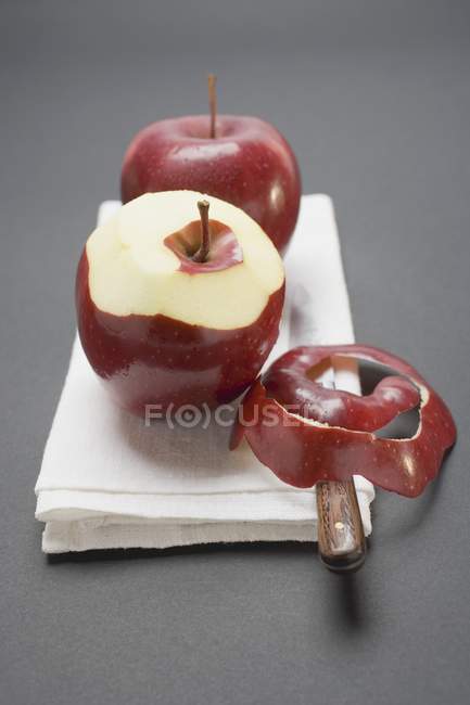 Dos manzanas rojas - foto de stock