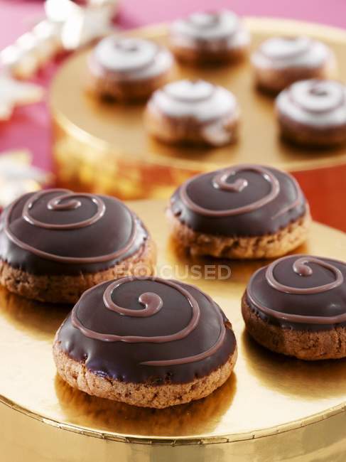 Biscoitos de noz de pimenta com um esmalte de chocolate — Fotografia de Stock