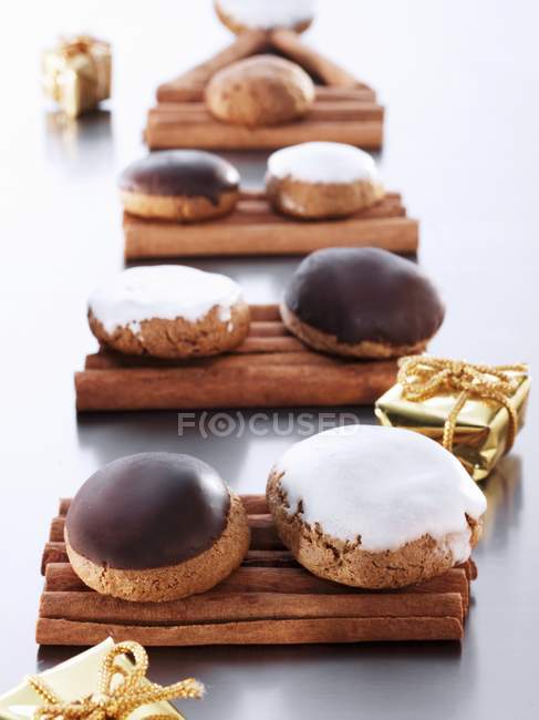Biscuits aux noix de poivre sur bâtonnets de cannelle — Photo de stock