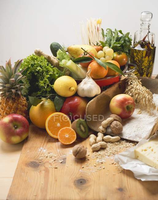 Свежие овощи на деревянном столе — стоковое фото