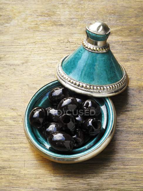 Olives in tajine-shaped dish — Stock Photo