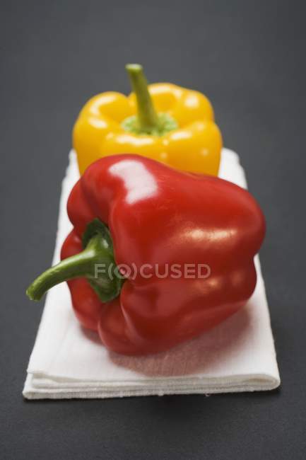 Yellow and red bell peppers — Stock Photo
