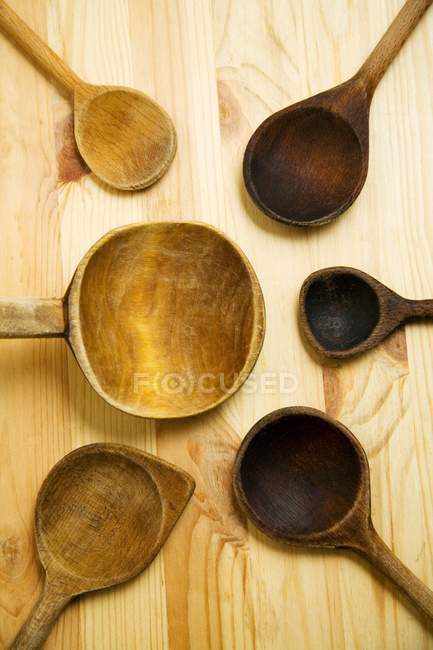 Vue de dessus de différentes cuillères en bois sur la surface en bois — Photo de stock