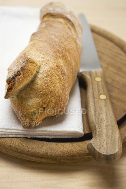 Baguette sobre tabla de madera - foto de stock