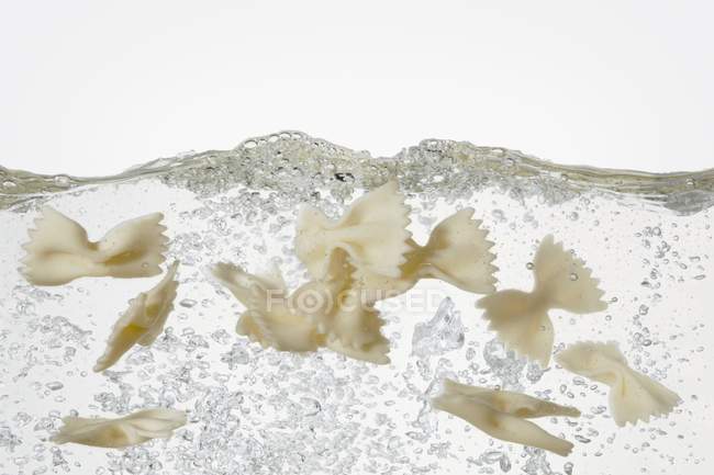 Farfalle massa em água — Fotografia de Stock