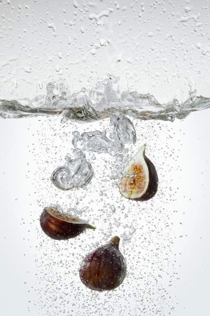 Figs in boiling water — Stock Photo