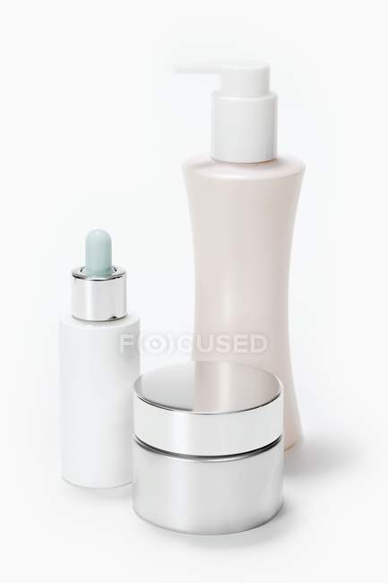 Vista close-up do dispensador com garrafa e vaso soltando na superfície branca — Fotografia de Stock