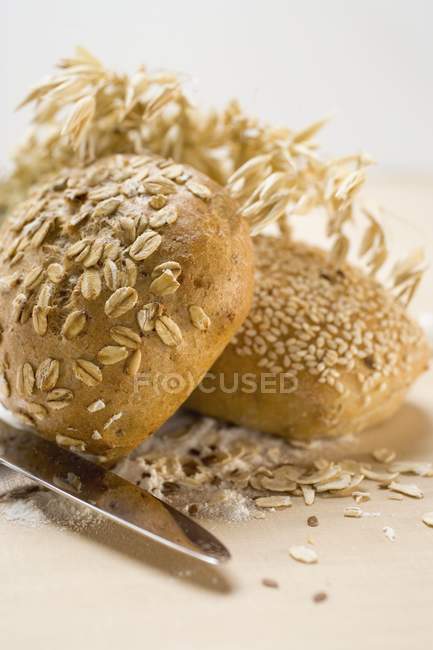 Rouleaux de graines de sésame et de farine complète — Photo de stock