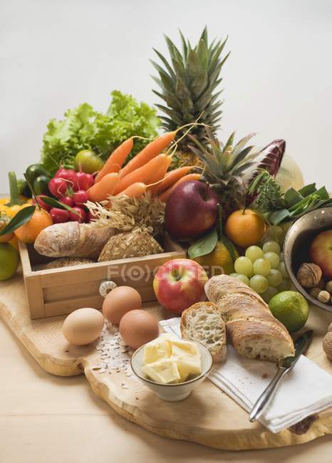 Frisches Gemüse auf Holztisch — Stockfoto