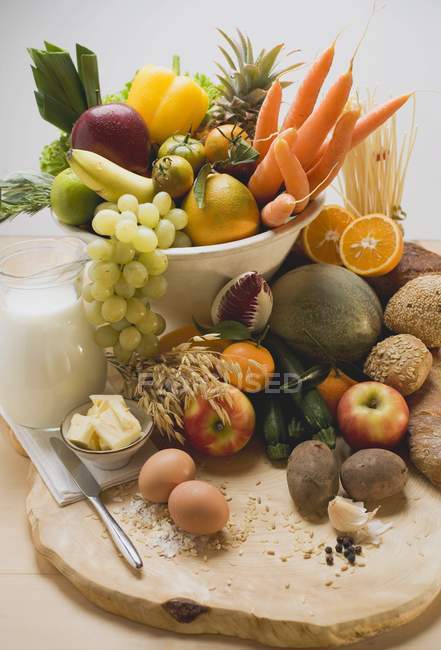 Légumes frais sur bureau en bois — Photo de stock