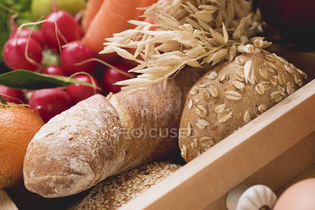 Wholemeal rolls and cereal ears — Stock Photo