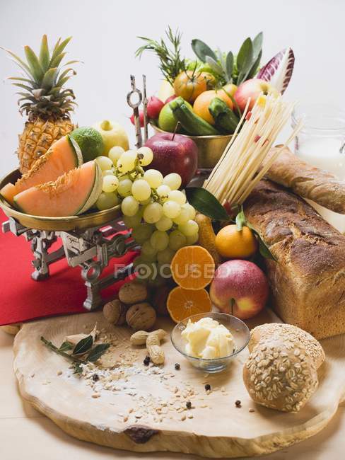Свежие овощи и хлеб — стоковое фото