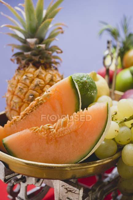 Frutta su bilance da cucina — Foto stock