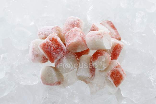 Vista close-up de pedaços de Surimi no gelo — Fotografia de Stock