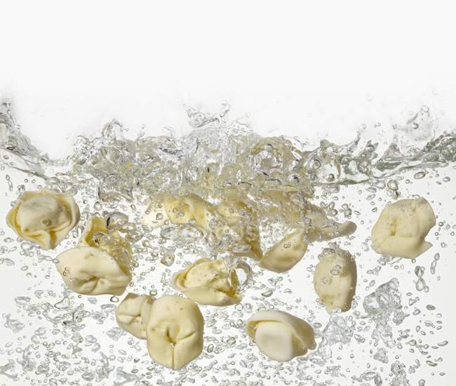 Tortellini en agua hirviendo - foto de stock