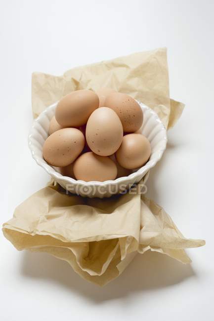 Коричневі яйця в мисці — стокове фото