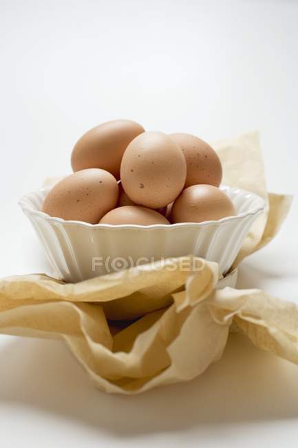 Ovos em tigela branca — Fotografia de Stock