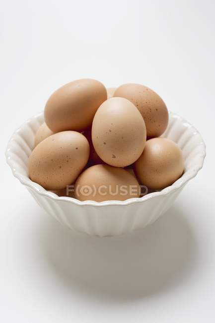 Huevos en plato blanco - foto de stock