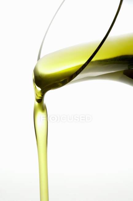 Aceite de oliva vertido - foto de stock