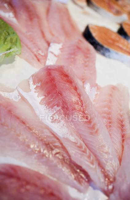 Filetes de salmonete rojo fresco sobre hielo - foto de stock