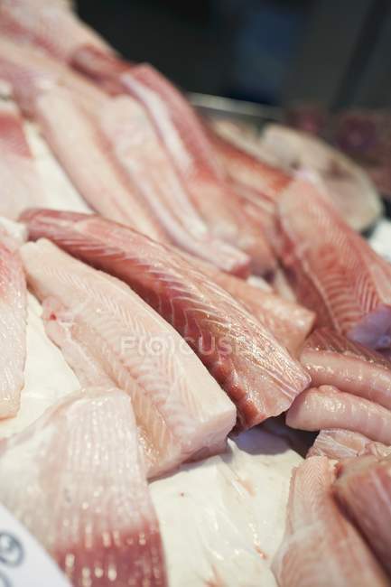 Filetti di pesce fresco su ghiaccio — Foto stock