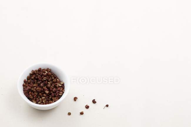 Tazón de granos de pimienta de Sichuan - foto de stock