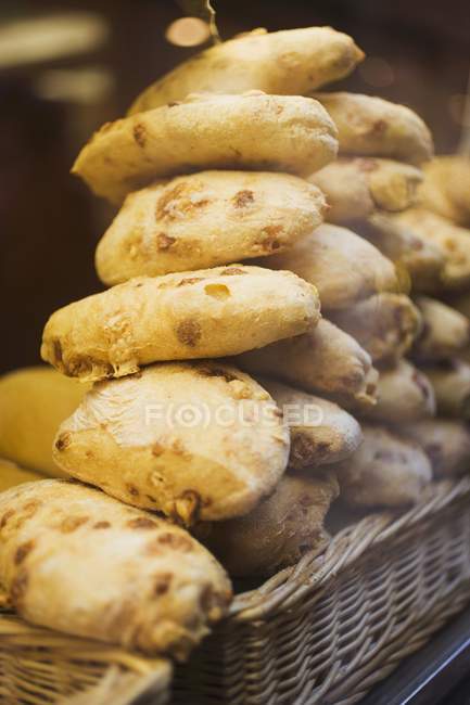 Хлібні рулони в кошику — стокове фото