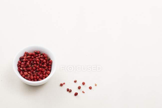 Pink peppercorns in small bowl — Stock Photo