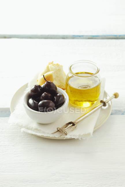 Olive con olio d'oliva e pane bianco — Foto stock