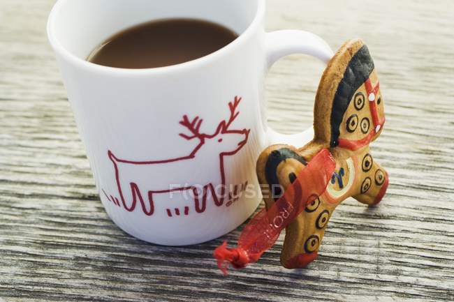 Gingerbread horse and cup — Stock Photo