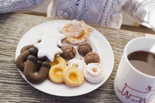Prato de biscoitos e xícara de cacau — Fotografia de Stock