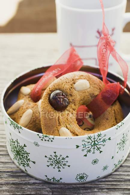 Biscuit tin on wooden surface — Stock Photo