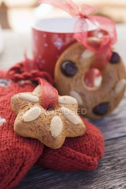 Woollen mittens and cup — Stock Photo
