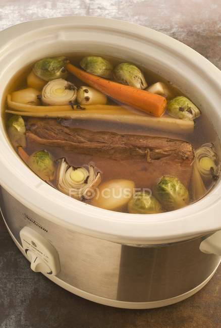 Яловичий суп з м'ясом — стокове фото
