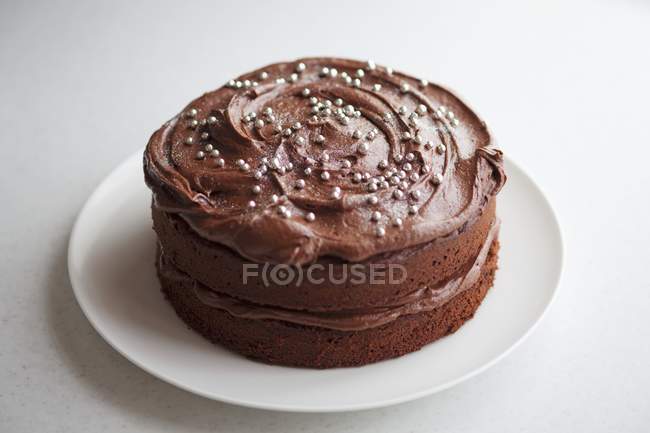 Schokoladenkuchen mit silbernen Kugeln verziert — Stockfoto