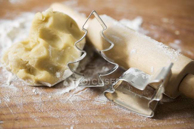 Тесто, бисквитные резаки и скалка — стоковое фото