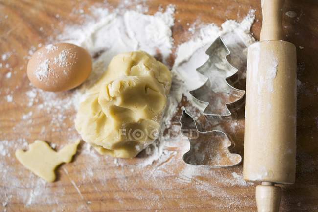 Coupe-pâte, coupe-biscuits et rouleau à pâtisserie — Photo de stock