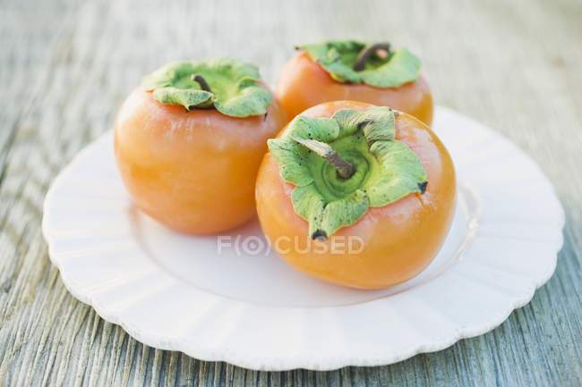 Свежие фрукты Шарон на тарелке — стоковое фото