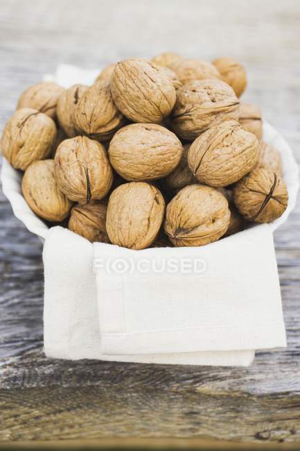 Орехи на ткани в миске — стоковое фото