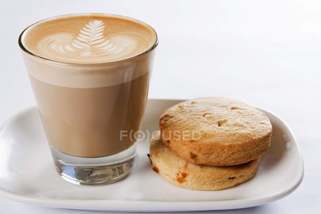 Kaffee-Latte mit Keksen — Stockfoto