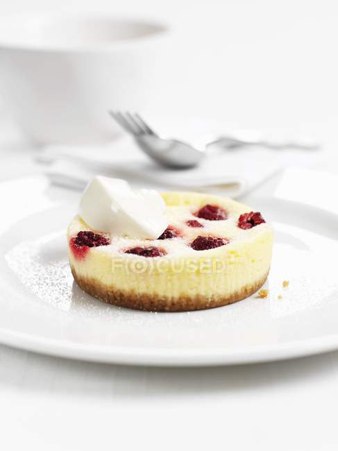 Mini cheesecake with raspberries and creme fraiche — Stock Photo