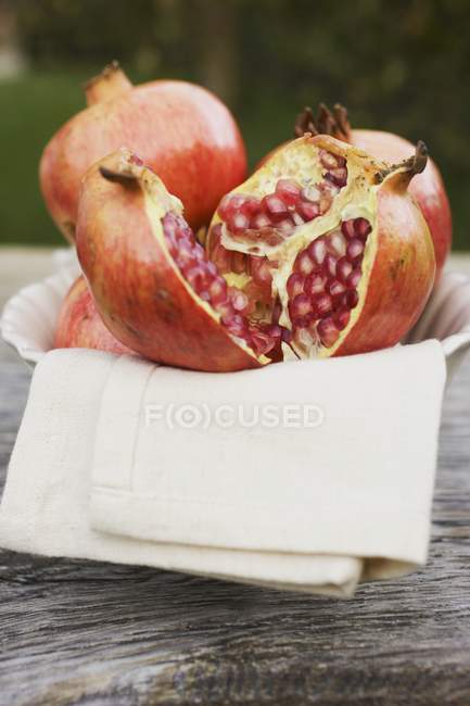 Ganze und halbierte Granatäpfel — Stockfoto